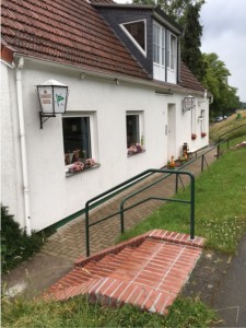 Verfugte Treppe mit Bootshaus